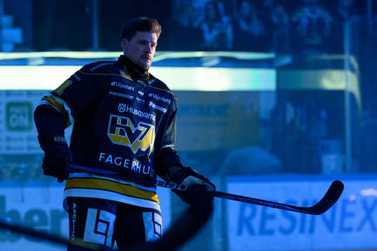 HV71s Simon Önerud innan ishockeymatchen i SHL mellan HV71