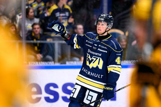 HV71s Oskar Stål-Lyrenäs jublar