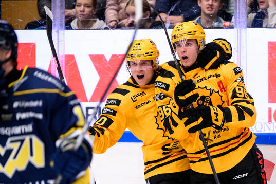 Skellefteås Anton Heikkinen och Rickard Hugg jublar