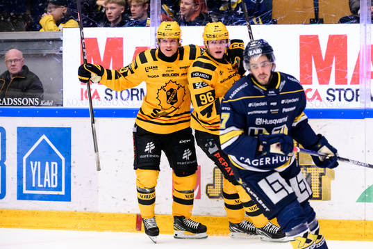 Skellefteås Anton Heikkinen och Rickard Hugg jublar