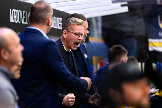 HV71s assisterande Johan Davidsson jublar