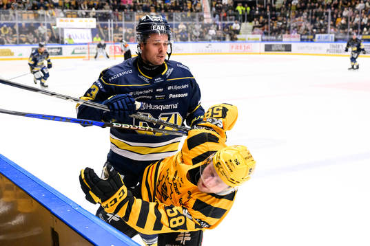 HV71s Nicholas Shore tacklar Skellefteås Oskar Nilsson