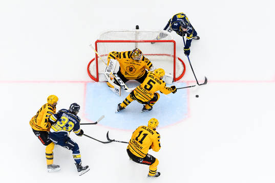 HV71s Oscar Fisker Molgaard och Skellefteås målvakt Linus