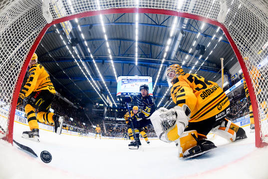 HV71s Tommi Tikka gör 3-1 bakom Skellefteås målvakt