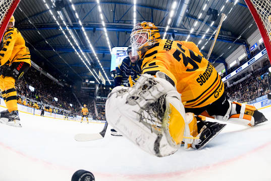 HV71s Tommi Tikka gör 3-1 bakom Skellefteås målvakt