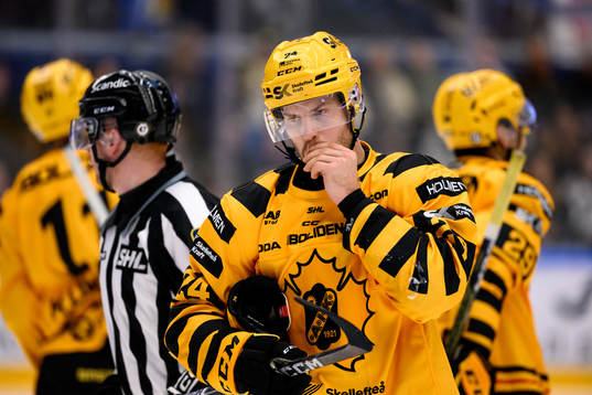 Skellefteås Oscar Lindberg tar sig för munnen