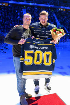 HV71s Simon Önerud uppmärksammas för sina 500 matcher i
