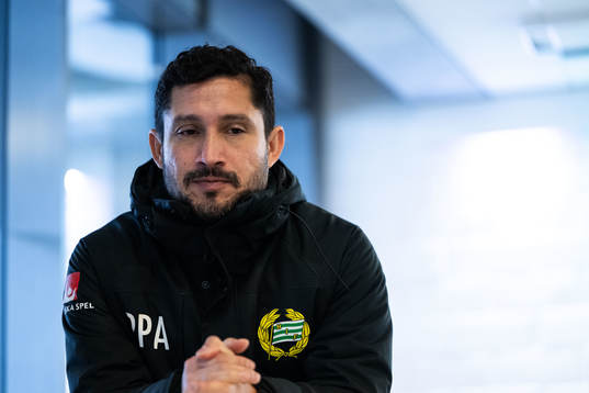 Tränare Pablo Pinones-Arce i mixade zonen
