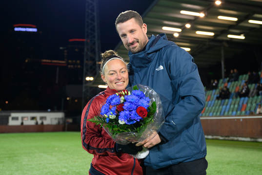 Örgrytes Linn Axell tackas av