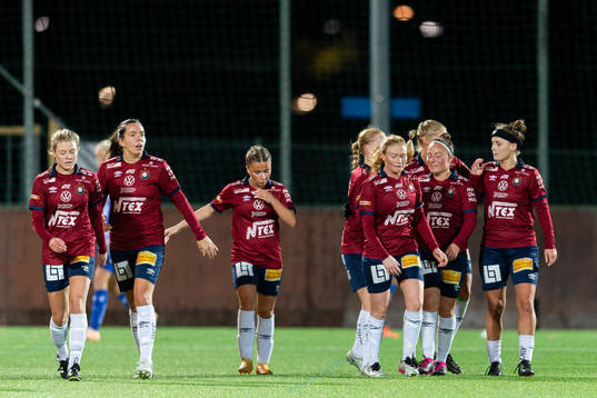 Örgrytes spelare jublar med Emma Thölin