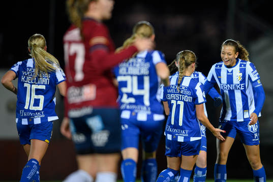 IFK Göteborgs målskytt Malva Larsson till höger jublar