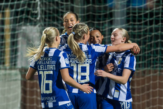 IFK Göteborgs spelare jublar med lagkamrater