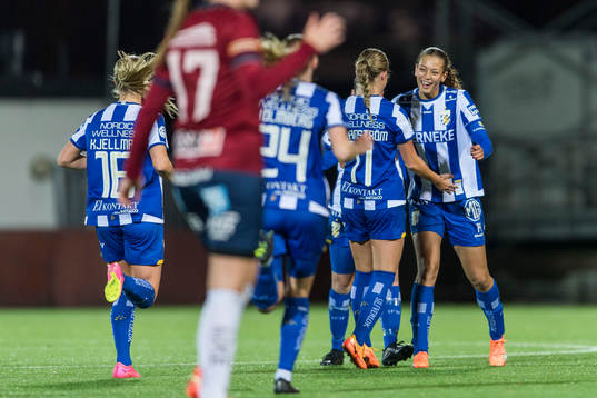 IFK Göteborgs målskytt Malva Larsson till höger jublar