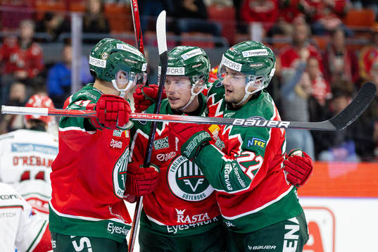 Frölundas Erik Borg , Linus Öberg och Linus Nässen jublar