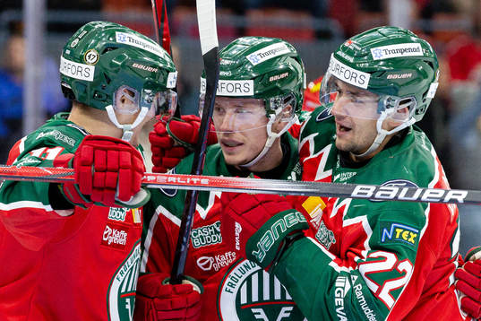 Frölundas Erik Borg , Linus Öberg och Linus Nässen jublar