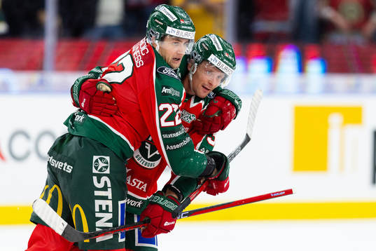 Frölundas Nicklas Lasu jublar ihop med Linus Nässen