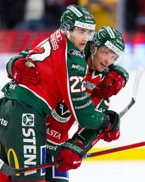 Frölundas Nicklas Lasu jublar ihop med Linus Nässen