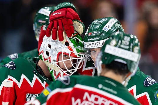 Frölundas målvakt Lars Johansson jublar ihop med Nicklas