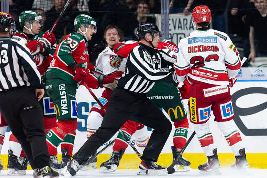 Frölundas Gustav Rydahl i fight med MoDos Mikkel Aagaard