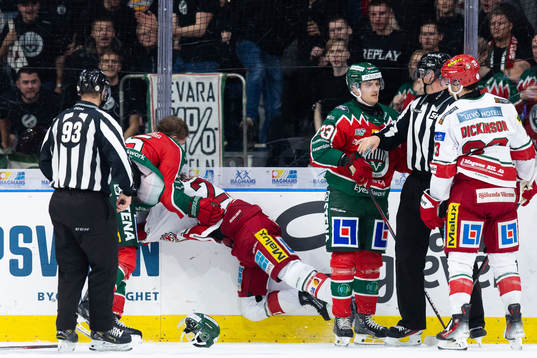 Frölundas Gustav Rydahl i fight med MoDos Mikkel Aagaard