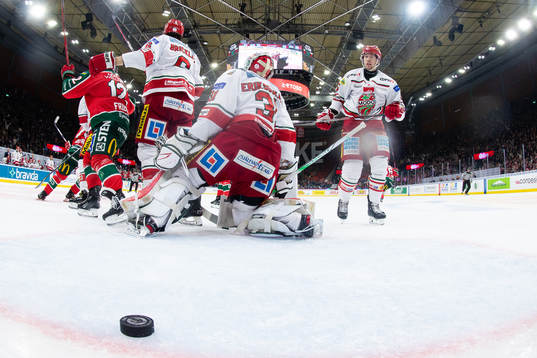 Frölundas Henrik Tömmernes skjuter 1-0 i mål bakom MoDos