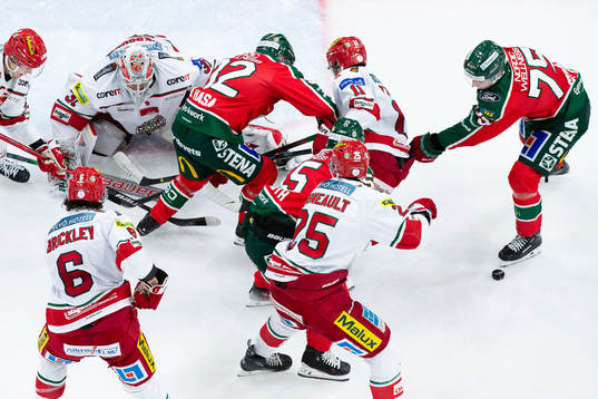 Frölundas Noah Hasa och David Edstrom oroar framför MoDos