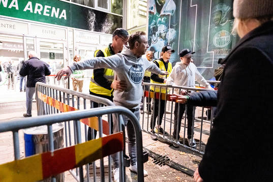 En supporter blir visiterad