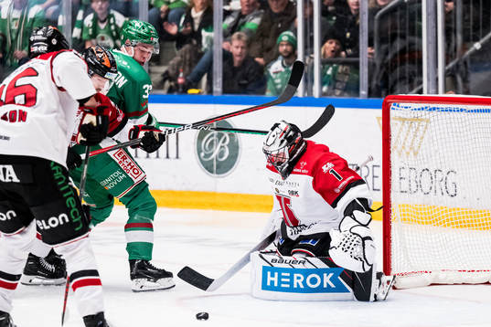 Rögles Oskar Pettersson och Örebros målvakt Jhonas Enroth