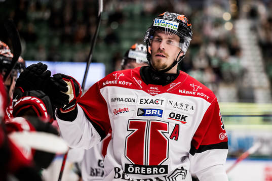 Örebros Emil Larsson jublar