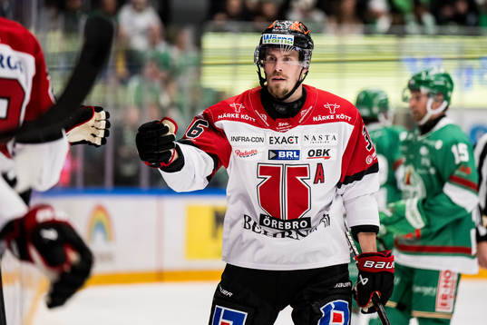 Örebros Emil Larsson jublar