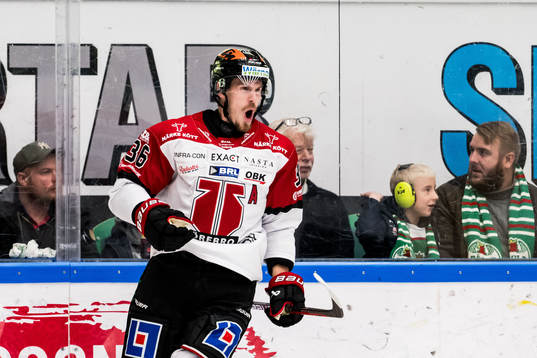 Örebros Emil Larsson jublar