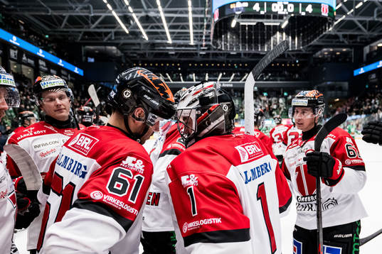 Örebros Ludvig Larsson och målvakt Jhonas Enroth jublar