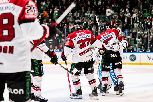 Örebros William Wikman och målvakt Jhonas Enroth jublar