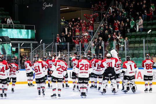 Örebros spelare jublar med sina supportrar