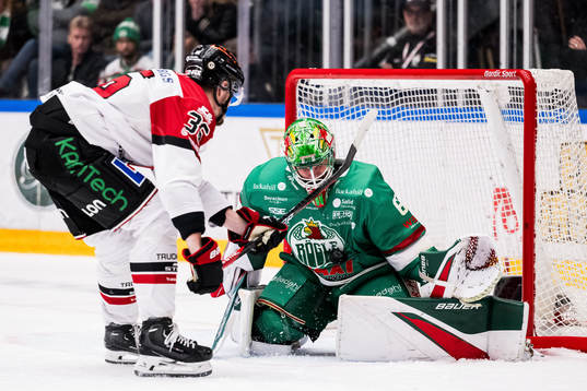 Örebros Emil Larsson och Rögles målvakt Christoffer