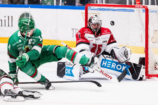 Rögles Rodrigo Abols och Örebros målvakt Jhonas Enroth