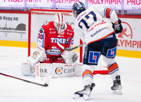 Växjös Tobias Rieder oroar framför Timrås målvakt