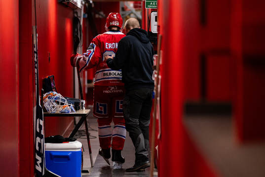 Timrås Elmeri Eronen lämnar isen