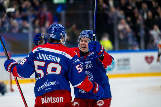 IK Oskarshamns Hugo Jonasson och Lukas Pilö jublar