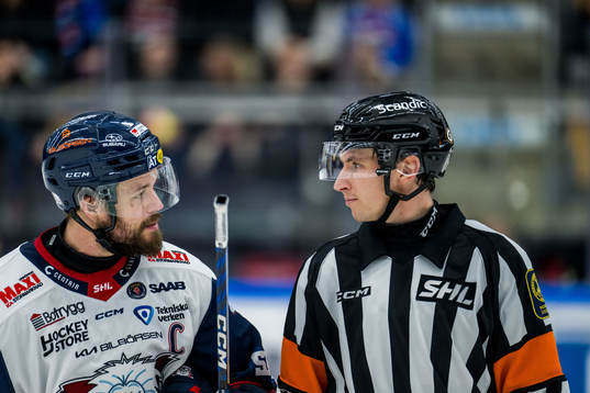 Linköping HCs Oscar Fantenberg och Domare Christoffer Holm