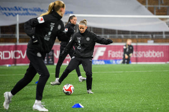 IK Uppsalas Ellinor Johansson värmer upp
