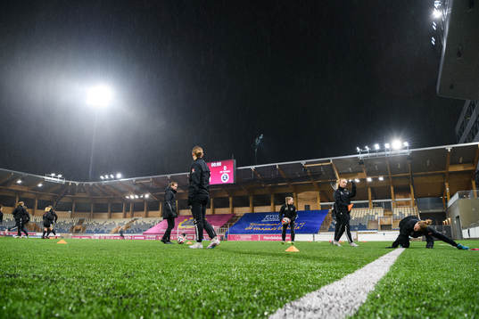 Örebros spelare värmer upp