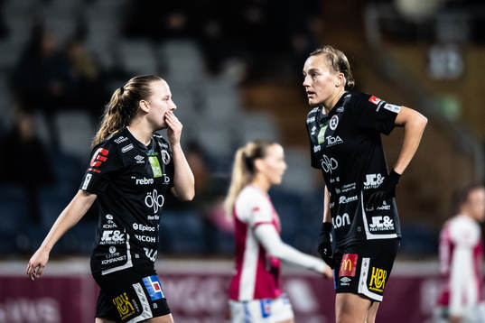 Örebros Inka Sarjanoja och Jenny-Julia Danielsson deppar
