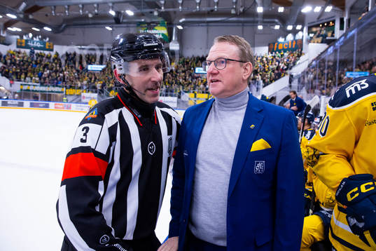 Södertäljes tränare Magnus Bogren pratar med domare