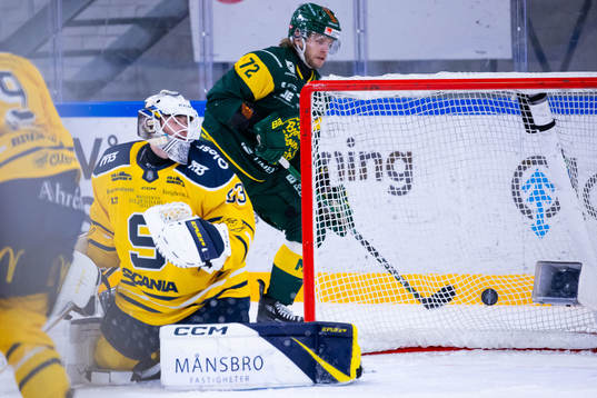 Södertäljes målvakt Claes Endre ser när pucken går in