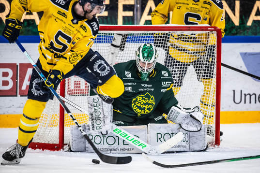 Södertäljes Dominic Turgeon och Björklövens målvakt