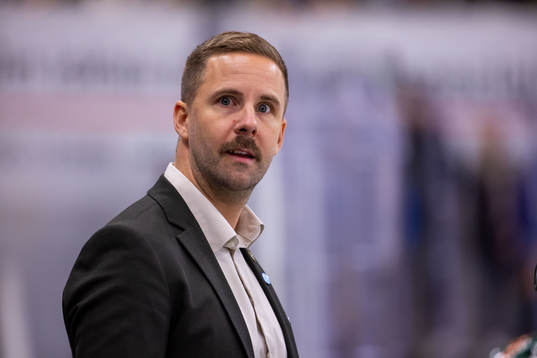 Björklövens tränare Viktor Stråhle ser chokerad ut
