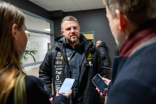 Elfsborgs manager Jimmy Thelin pratar med media