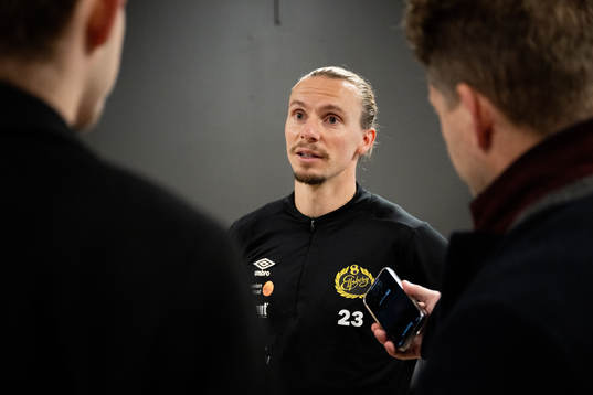 Elfsborgs Niklas Hult pratar med media