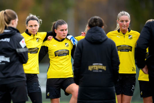 målvakt Jennifer Falk , Hanna Wijk och Alexandra Larsson